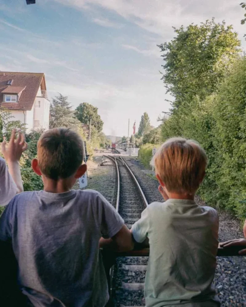 kinder-in-bahn-07fe00e1