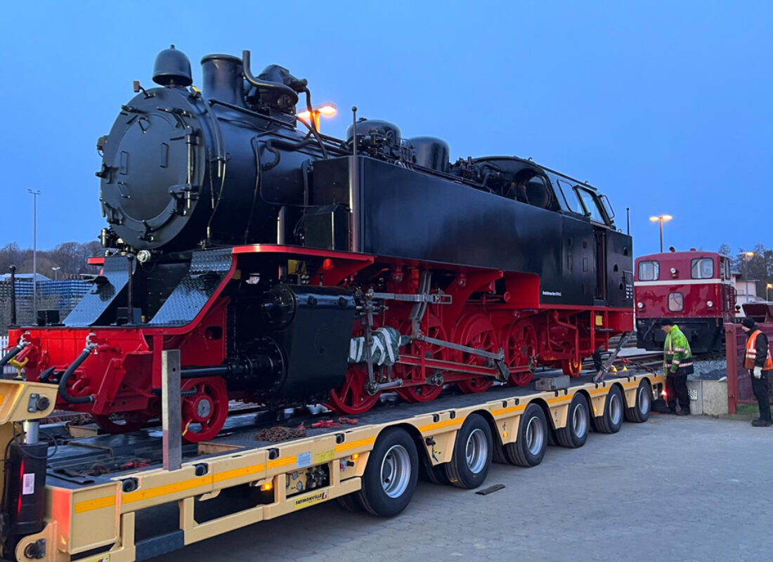 lok-992321-auf-einem-schwerlasttransporter lok-992321-auf-einem-schwerlasttransporter